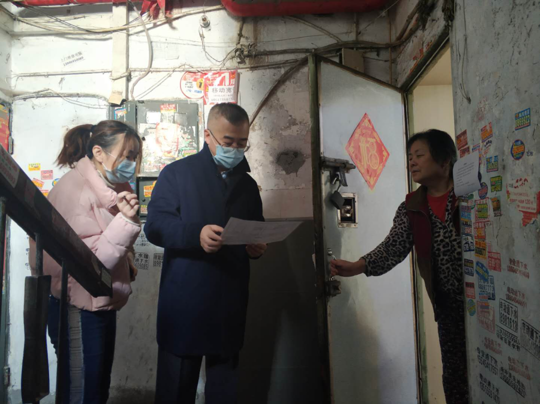 杨新以专业网格员身份深入社区倾听民意