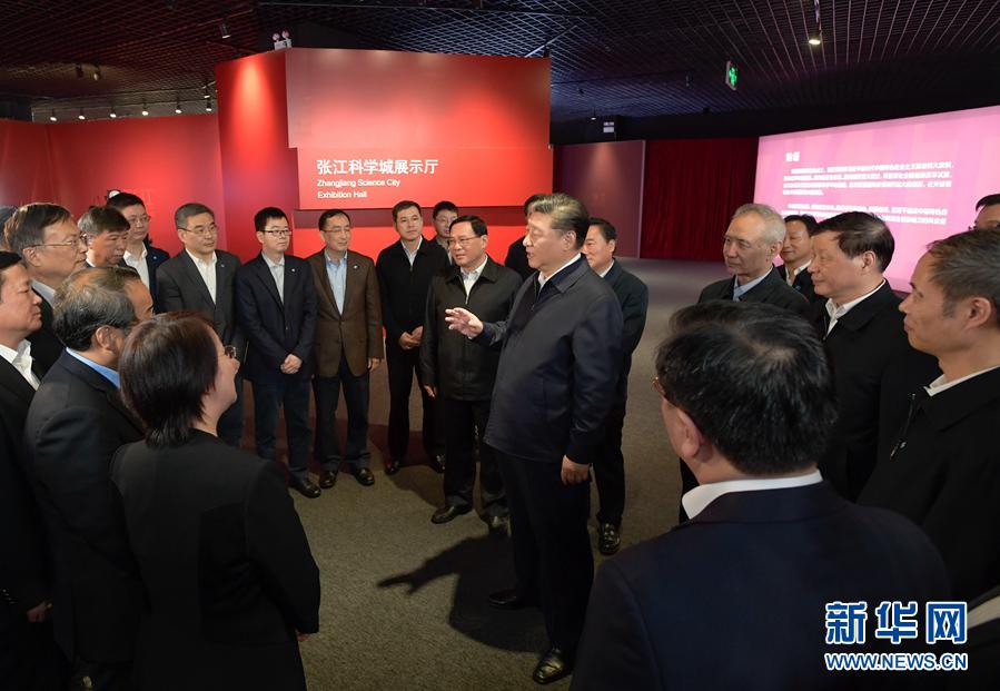 这是习近平在张江科学城展示厅同在场的科技工作者亲切交谈。 新华社记者李学仁摄