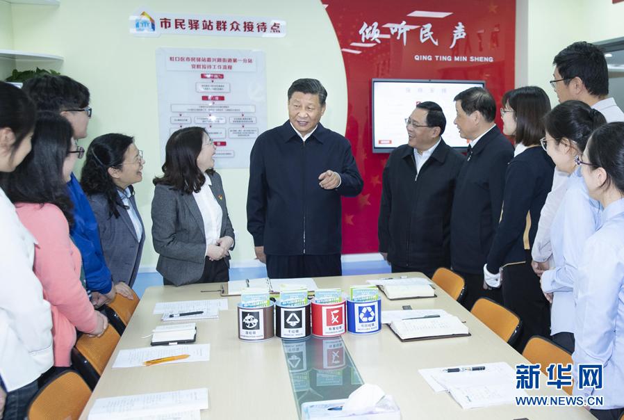这是习近平在虹口区市民驿站嘉兴路街道第一分站，同正在交流社区垃圾分类推广做法的年轻党员亲切交谈。新华社记者李涛摄